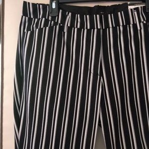 STRIPED TAPERED LEG ANKLE PANTS. NWT.
